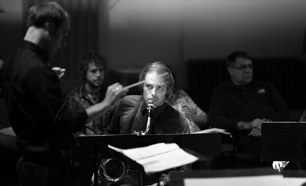 Ensemble Dal Niente saxophonist Ryan Muncy takes a cue from conductor Michael Lewanski (photo credit: Chelsea Ross Photography)