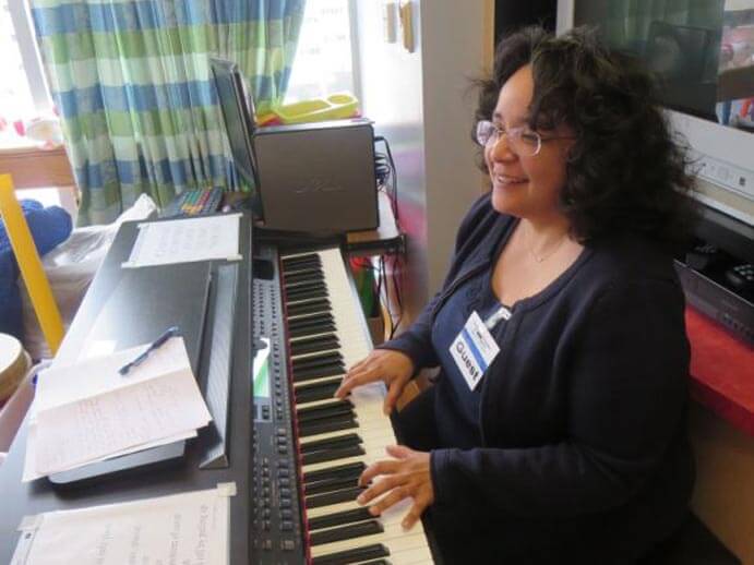 Gabriela Lena Frank at Children's Hospital of Michigan (photo: Detroit Symphony Orchestra)