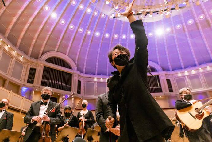 Mei-Ann Chen leads the Chicago Sinfonietta -- Photo by Kyle Flubacker